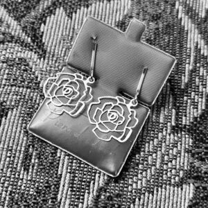 Vintage rose earrings 🖤